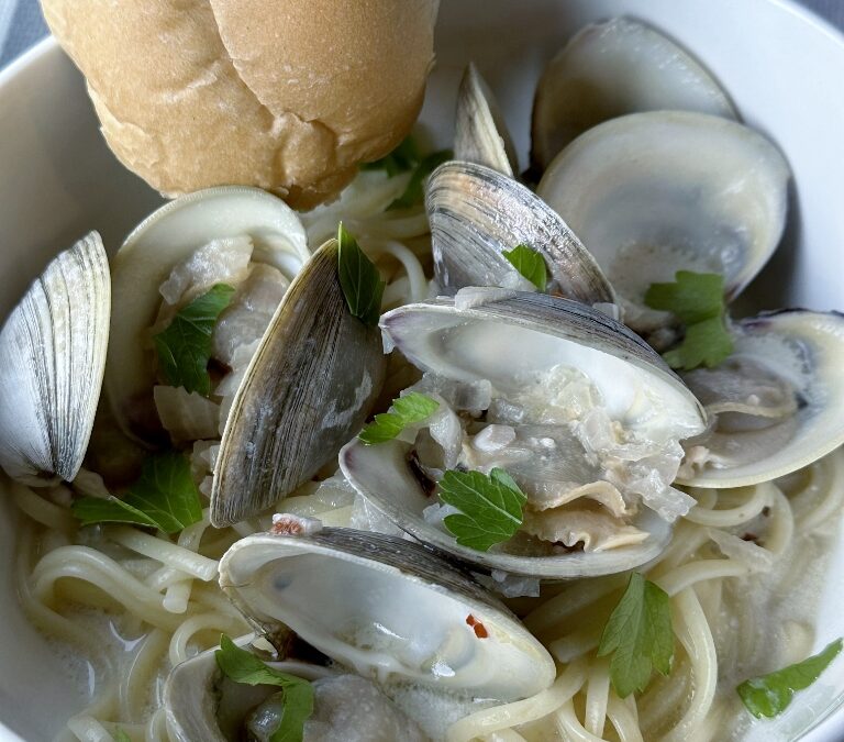 Garlic Butter Clams With White Wine Cream Sauce